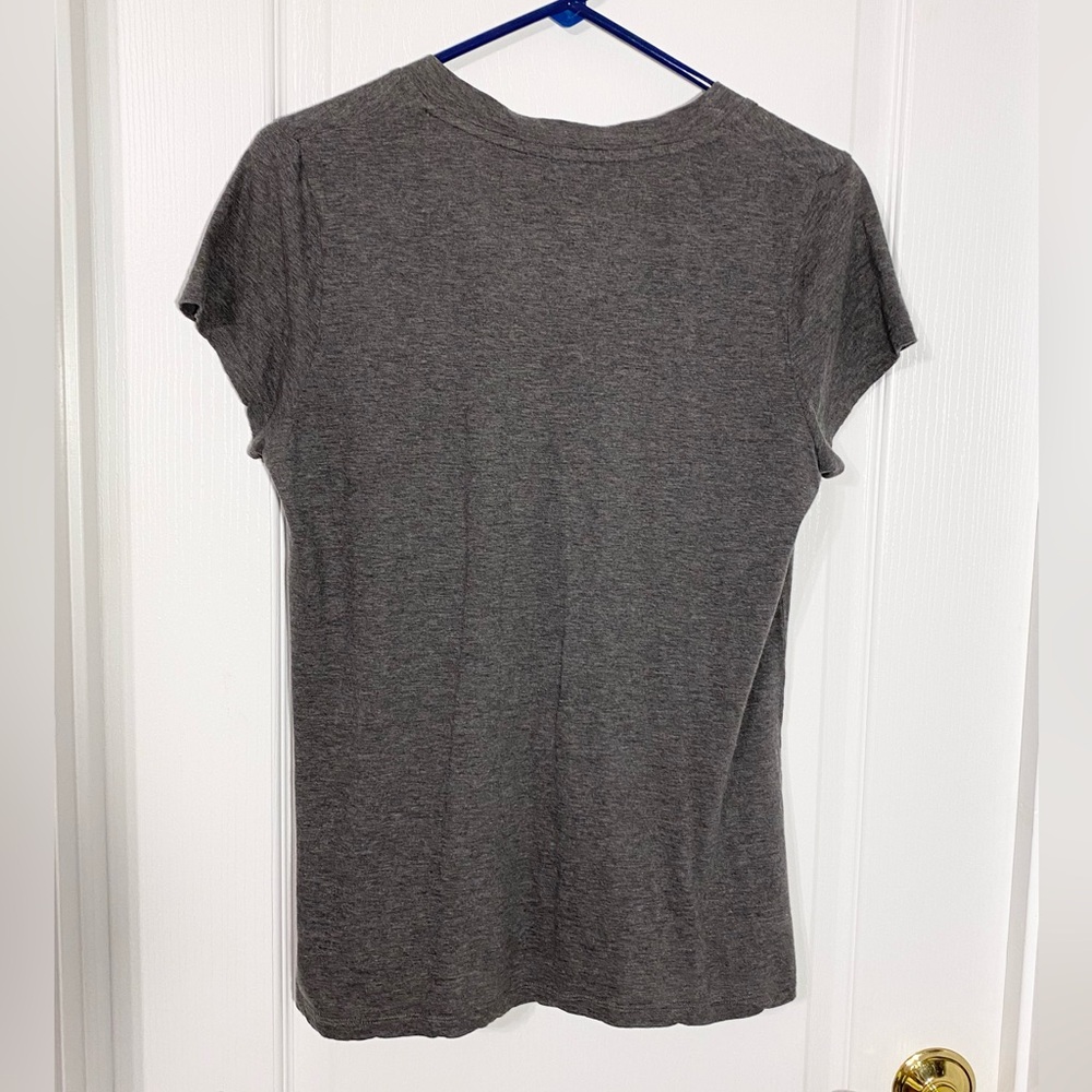 Y2K Lucky Brand Monochrome Floral Graphic V-Neck Tee Heather Gray Medium - Picture 2 of 6